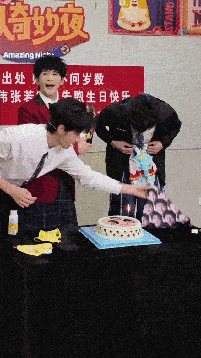 胡先煦生日收到了自己的痛衣喜人奇妙夜给孩子乐的哈哈哈哈哈好多胡先煦！​​​