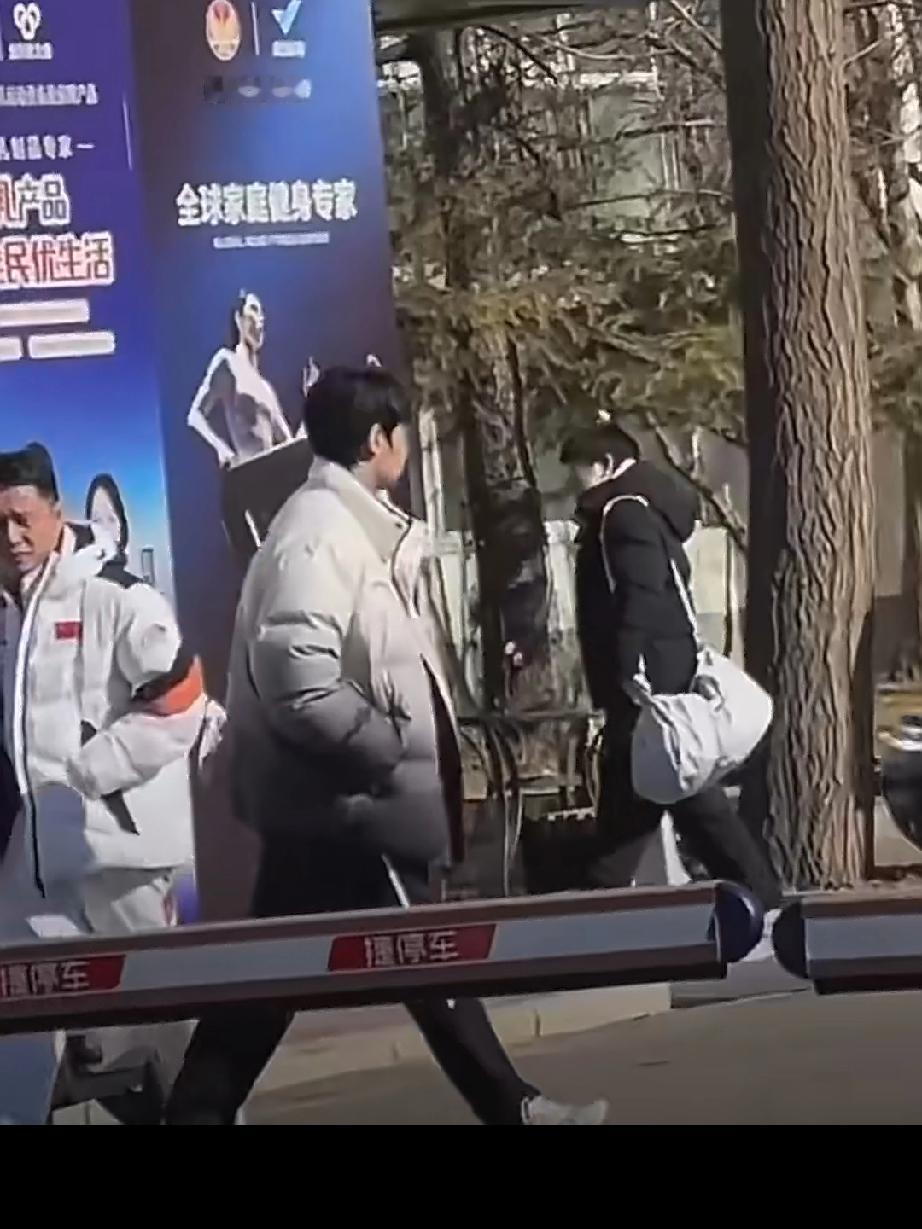 孙颖莎今日北京体总运动员公寓下训。是训练完吃完饭回公寓乖乖休息的孙颖莎。最近的