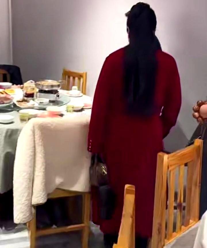 七十八岁何庆魁被新老伴迷得端不住酒杯。一袭红呢子大衣配黑长直发，同桌儿子低头刷手