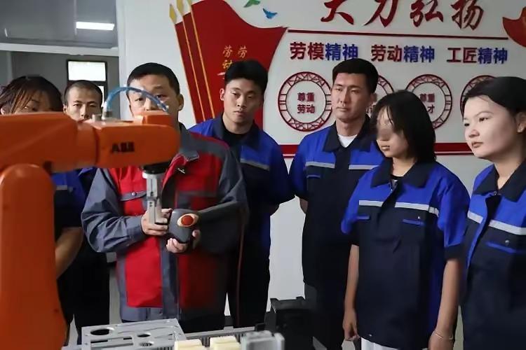 现在这世道是不是变了？一群已经手握本科文凭的年轻人，反倒掉头扎进职业院校。​
