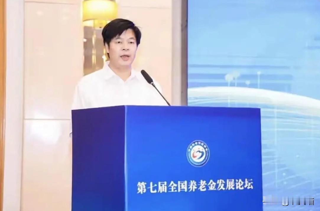 郑功成这次把话挑明了：养老保险不是工资延期支付，是国家信用托底的公共品。这话翻