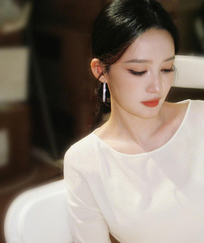 1.陈乔恩尝试了很多偏方，又去医院做了检查，实在没办法怀孕生子，也就默许了老公那边的某些行为。2.杨