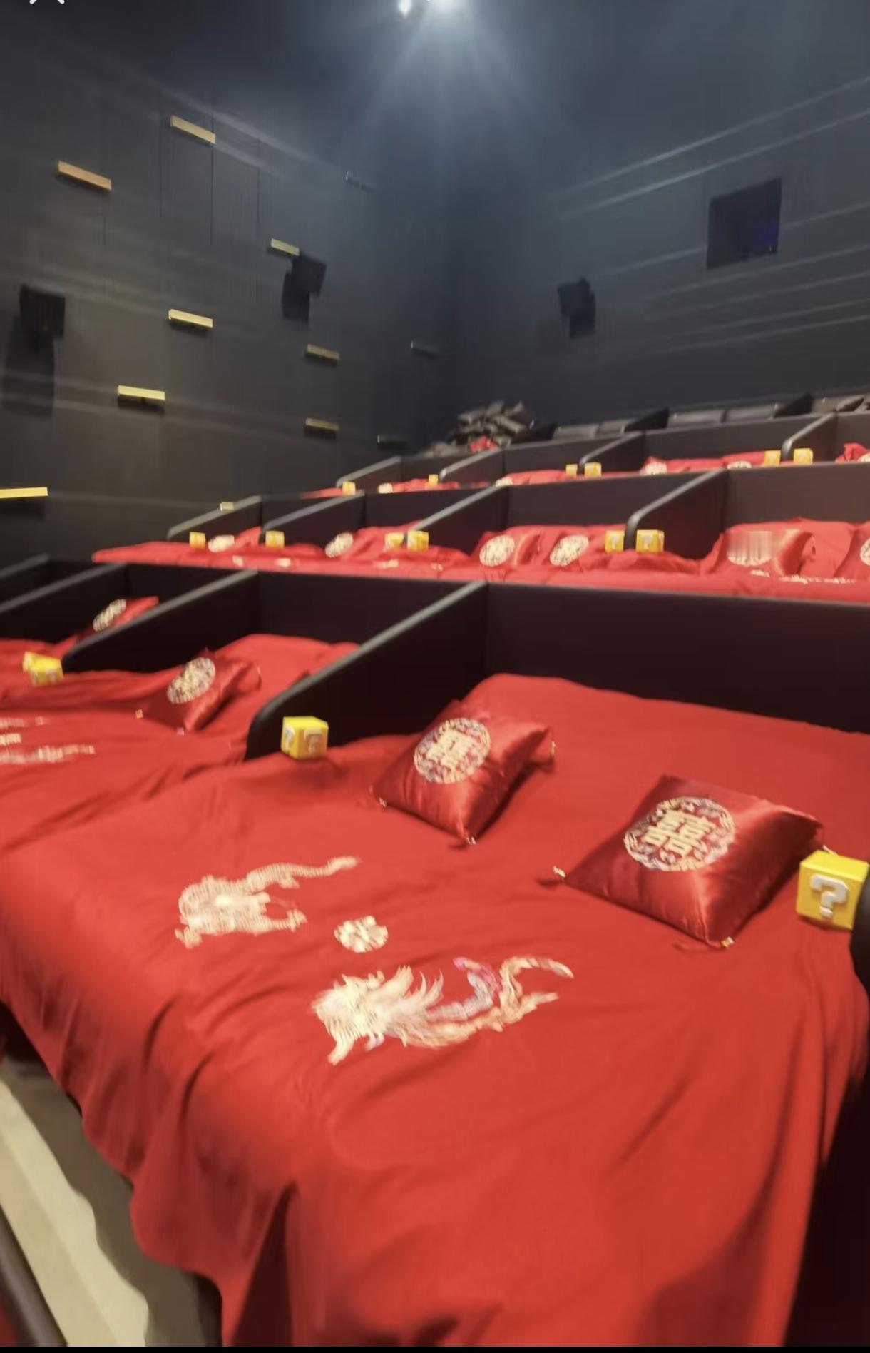 电影院也这么卷，搞的跟婚床一样。这种应该把银幕往斜上方拉，或者把这个床角度调斜一