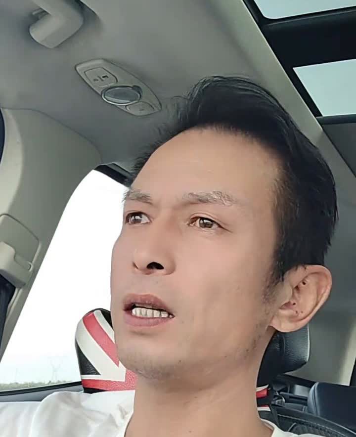 新车第二傻，贴车衣。买新车后的第二傻行为：贴车衣。有钱人可以划过，贴车衣纯粹