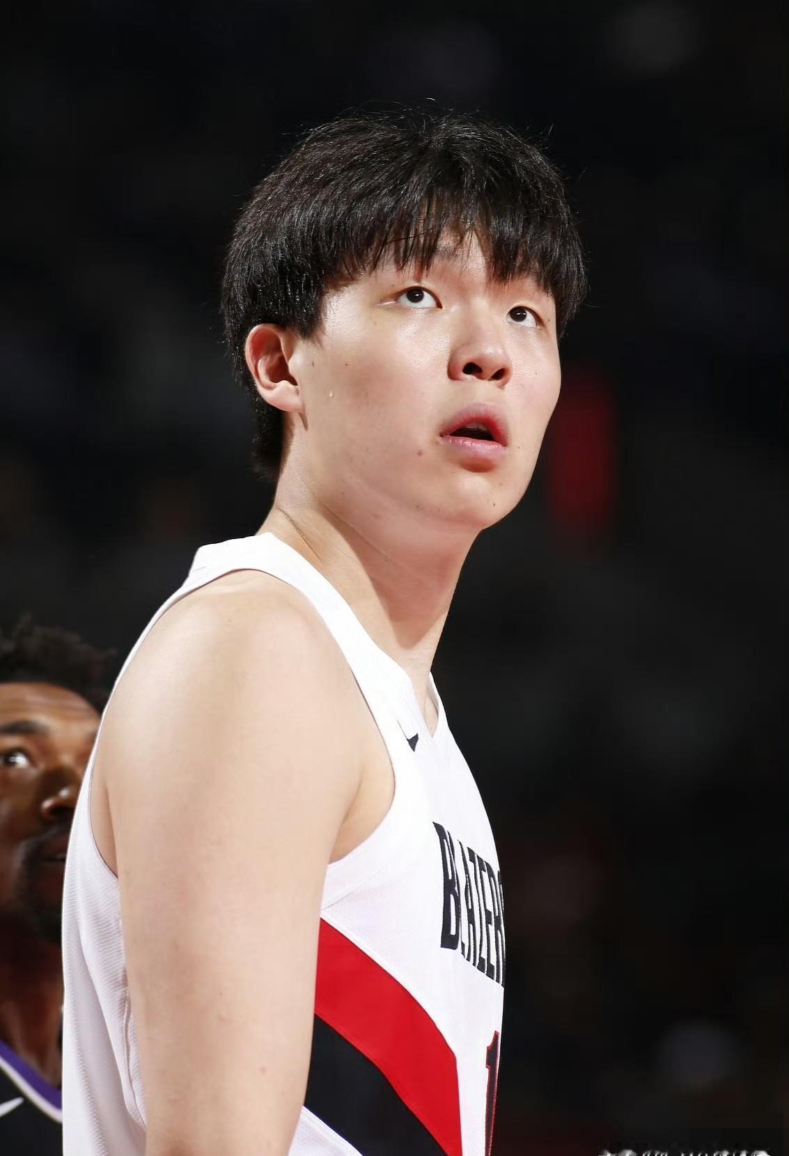 刘维伟在场边盯着电视，说了一句：“这孩子，别总想着单打，得学会当个‘人肉挡板’。