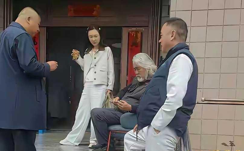 都说“女婿半个儿”，名人回岳父家又会是什么模样？知名导演张纪中跟着妻子杜星霖，踏上江苏连云港的故土。