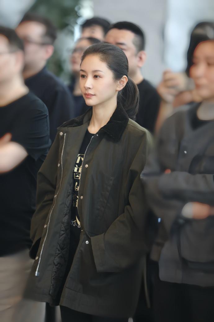 最近王子文在出席新剧开机仪式的时候搭配的很有特色，看起来年轻又时尚，气质超好。