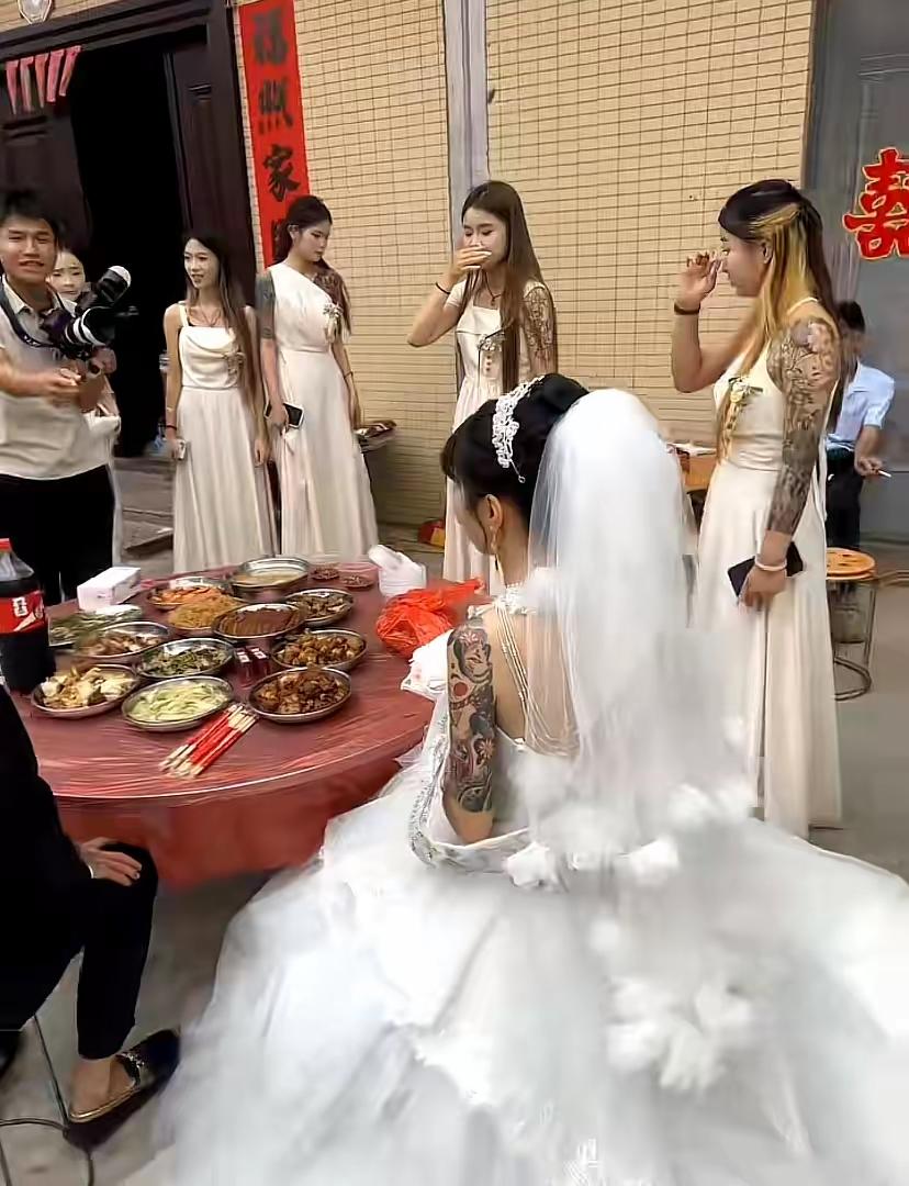 左青龙，右白虎，新娘和伴娘们都是同一条道上的。如果我没有猜错的话，新郎和伴郎团应