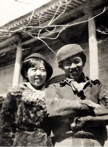 1938年5月，腹中怀着萧军孩子的萧红，在武汉和端木蕻良举行了婚礼。然而在新婚夜