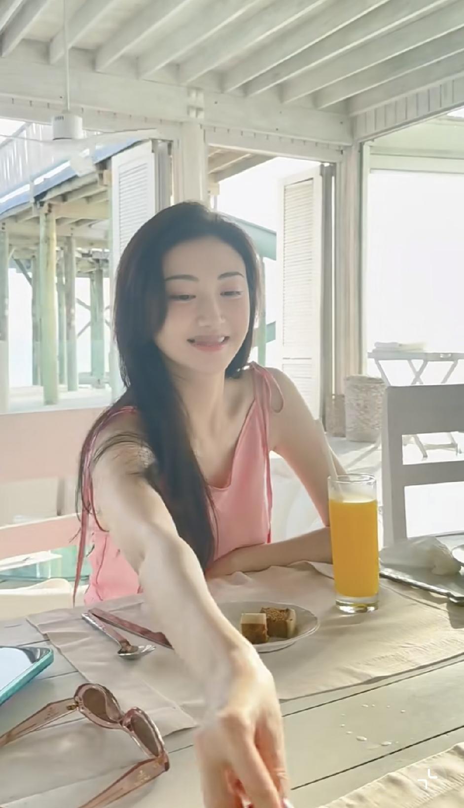看了景甜国外度假的视频，摆在她前面就两块糕点加一杯果汁，也没有其他山珍海味了，她