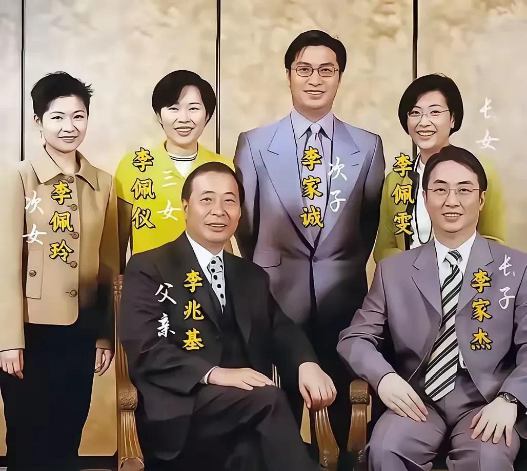 李兆基也算个大帅哥，身高1米8，平常出席各种活动都是西装革履，满面春风，精气神很