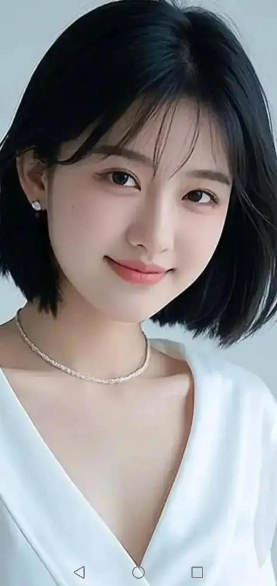 温柔甜美的笑容，黑白短发搭配珍珠项链，简约而优雅。
