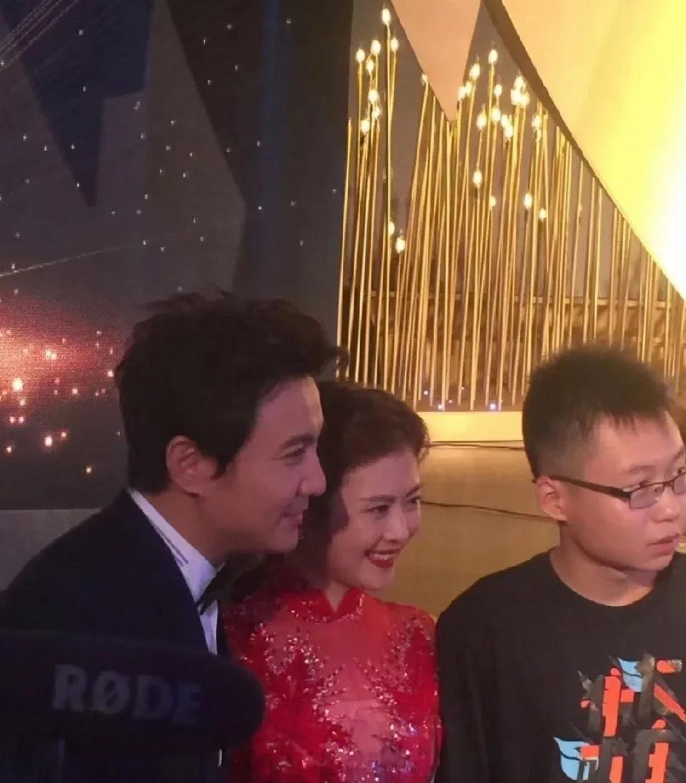今天沈腾婚礼旧照突然冲上了热搜！点进去看了下，不禁感叹，那时候的沈腾是真帅啊！