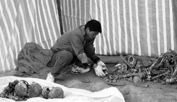 1943年，国民党官员庞炳勋投敌叛国残忍砍下了30多名八路军的头颅，并将尸体扔到