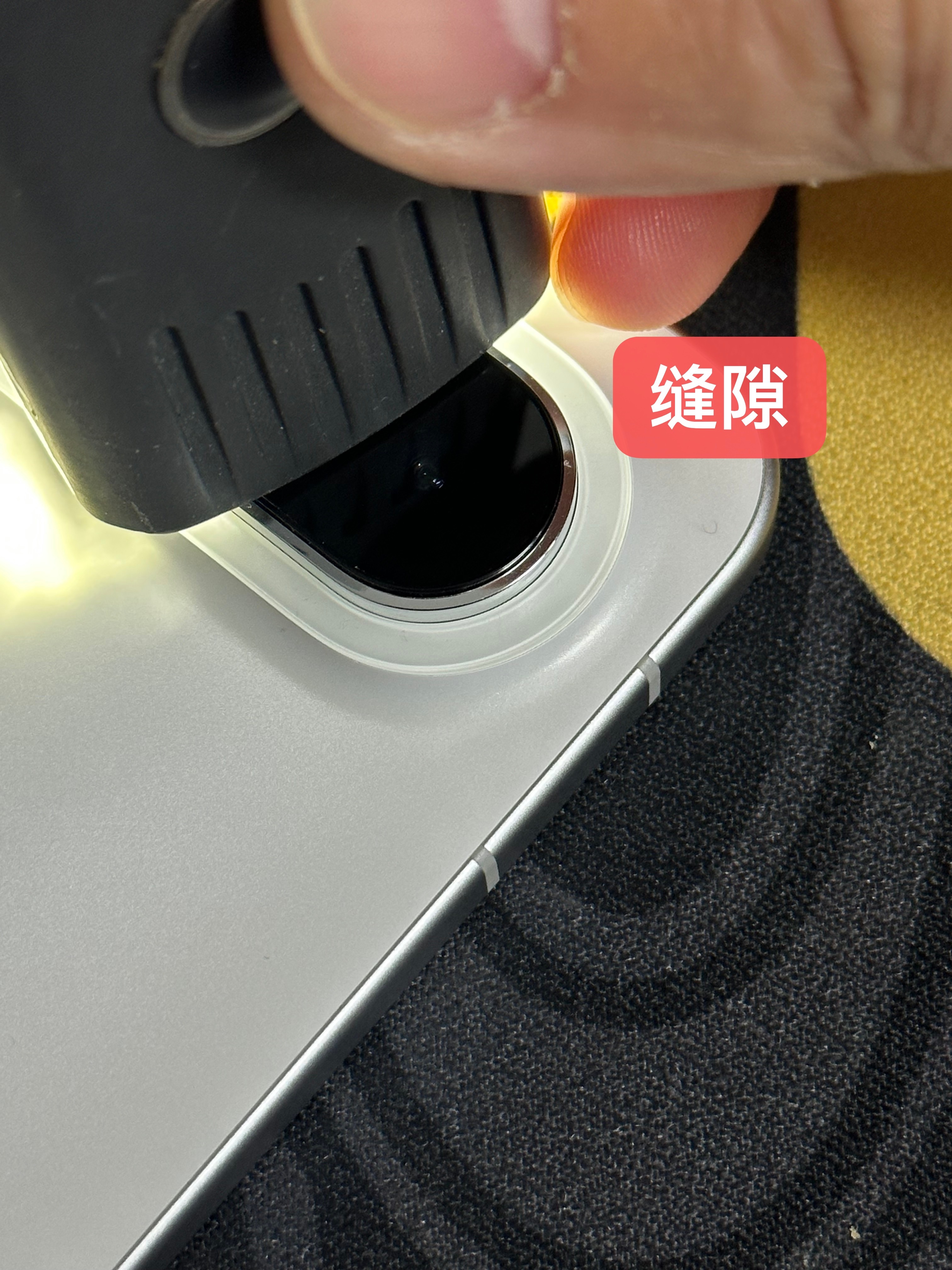 不慌，荣耀Magic8ProAir平嵌镜盖继续生产。经过同事的放大镜查看