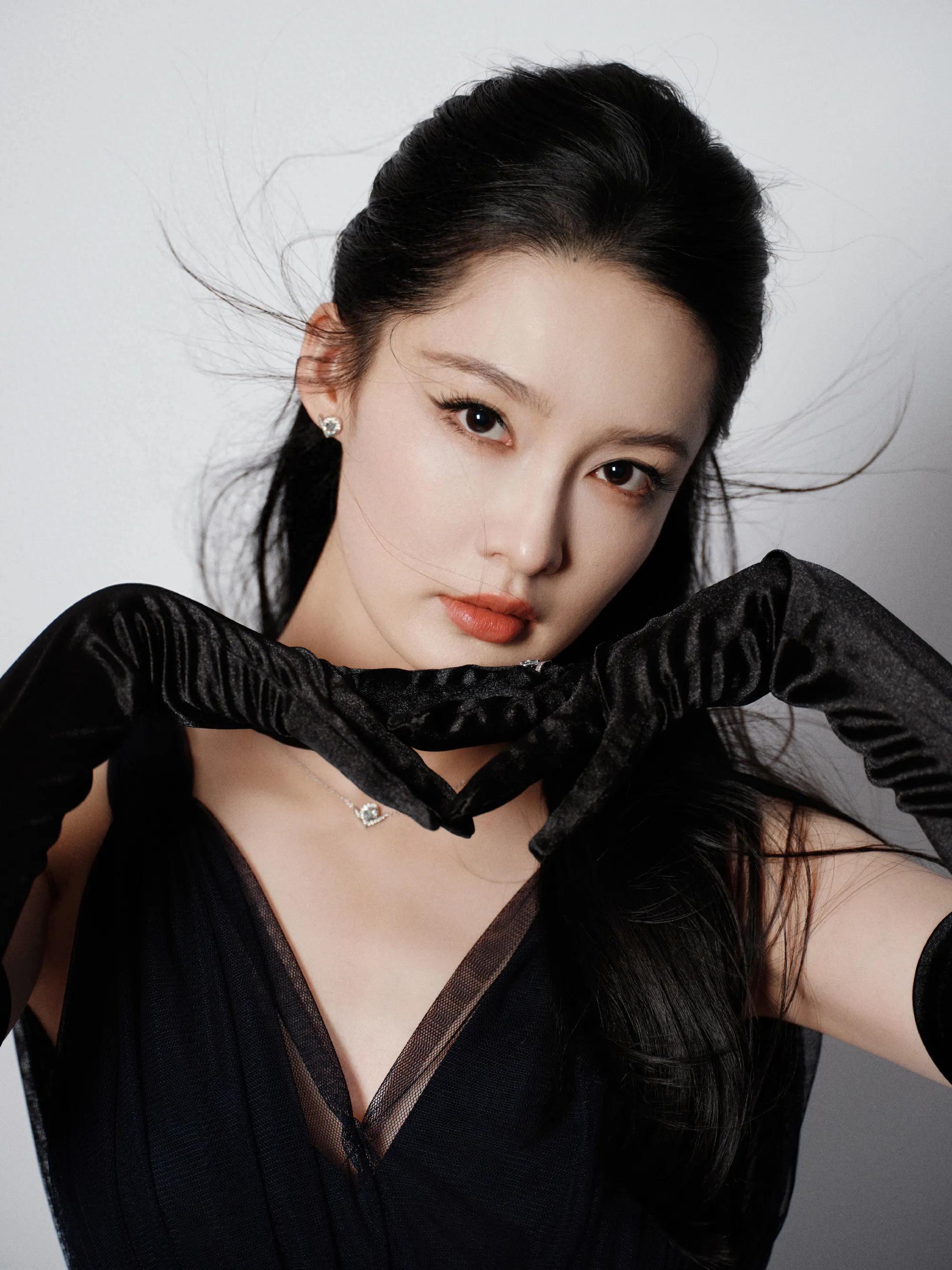 女星李沁时尚风采：魅力无限！