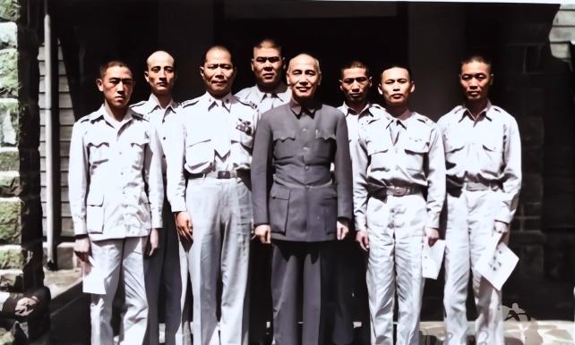 1949年，被解放军俘虏的6名国民党空军夺机叛逃，并掳走3名解放军，当他们驾机抵
