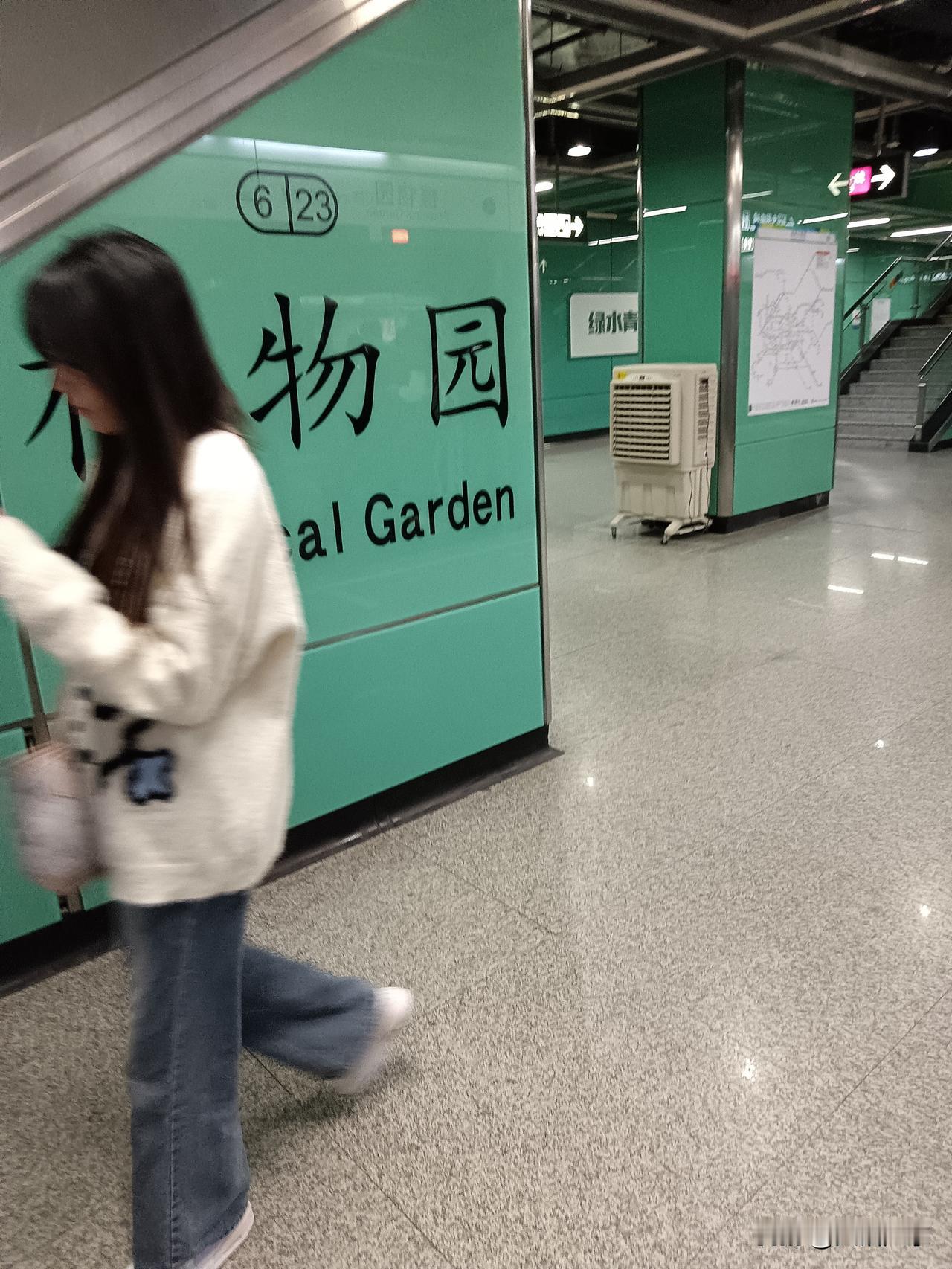 大家有没有发觉，广州的这些商圈似乎呈现出两极分化的态势。热闹的地方，人愈发增多，