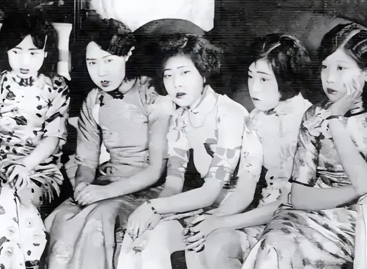 1912年清帝退位，维系两百多年的旗人俸禄制度彻底终止，大量失去生计的八旗妇女被