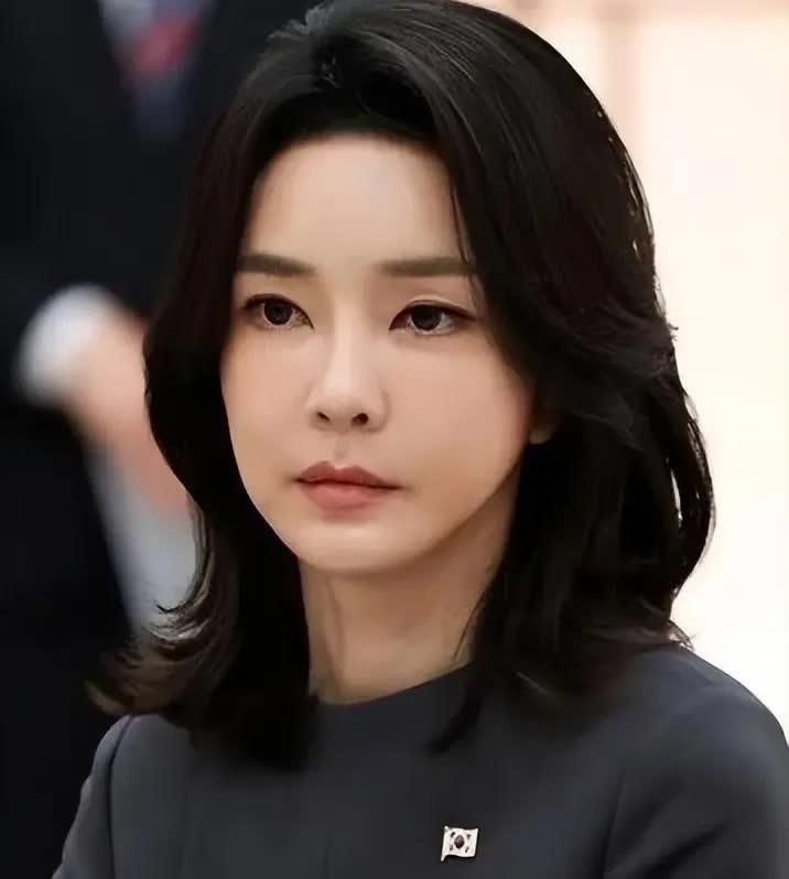 韩国前第一夫人金建希传来新消息。“无声博弈”之金建希：拒绝配合、全盘否认、身
