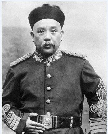 1916年6月6日凌晨，中南海居仁堂里灯火通明，袁世凯已经不行了。他撑着最后一口