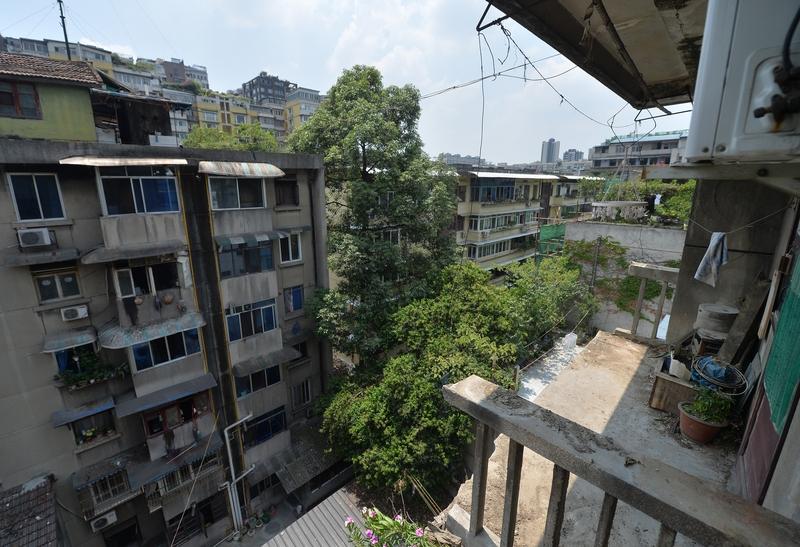 我嫌5岁儿子太调皮，把他关在阳台反省，半小时后开门，我瞬间泪崩我是个单亲妈