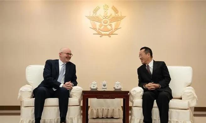 美国AIT台北办事处处长谷立言在大罢免后接连会见了民进党当局防卫部门负责人顾立雄