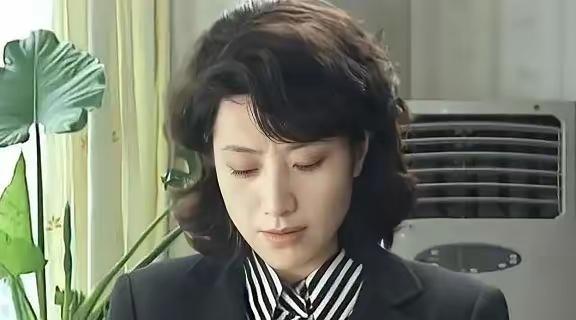 演过女特务.眼神迷离.气质妩媚...有种特别的风韵..这些与颜值无关.现在那些