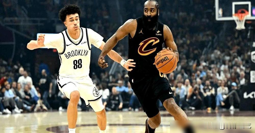 更衣室里有人不服，36岁的哈登走过去，就拍了拍米切尔的肩膀。。一句“我是来帮