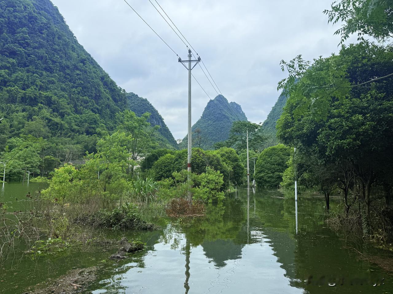 今年感觉没下啥大雨呢，但我家里涨了大水，里面村子路过我们村得撑竹筏才能回得去～