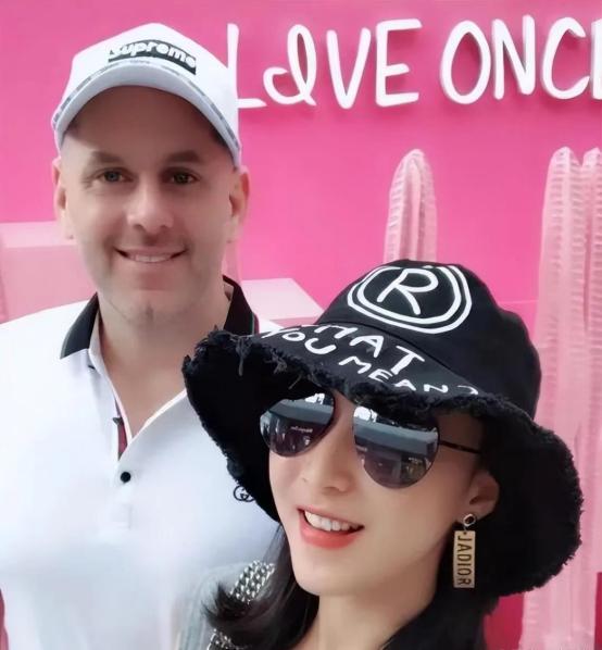 一个美国来的拳击教练，在中国待了十年，睡了1242个中国女孩，还把偷拍的视频挂到