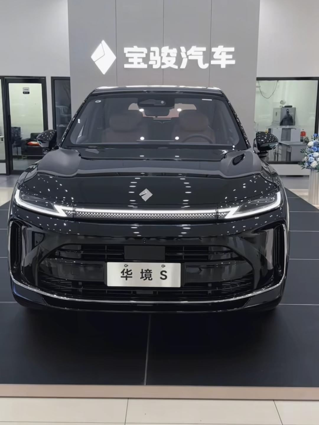 华境S是五菱宝骏和华为合作的三境中的一个，但是挂着宝骏车标，那就意味着这台车的价