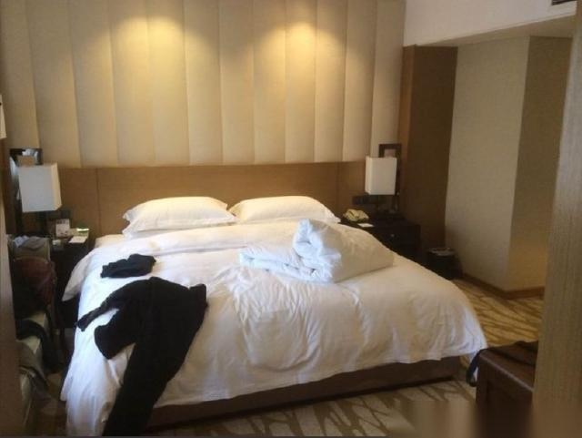 吉林，一男子与女技师达成了200元开房交易，男子随女技师一起到了其家中，结果男子
