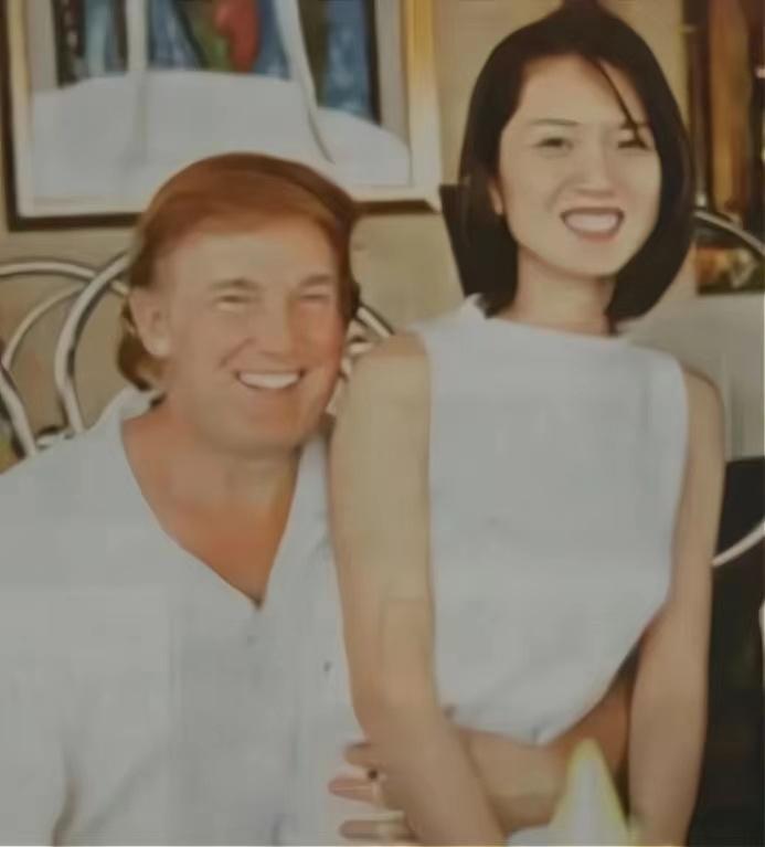 1994年香港，特朗普满脸陪笑搂着的这位东方女子，背后藏着他最狼狈的往事。