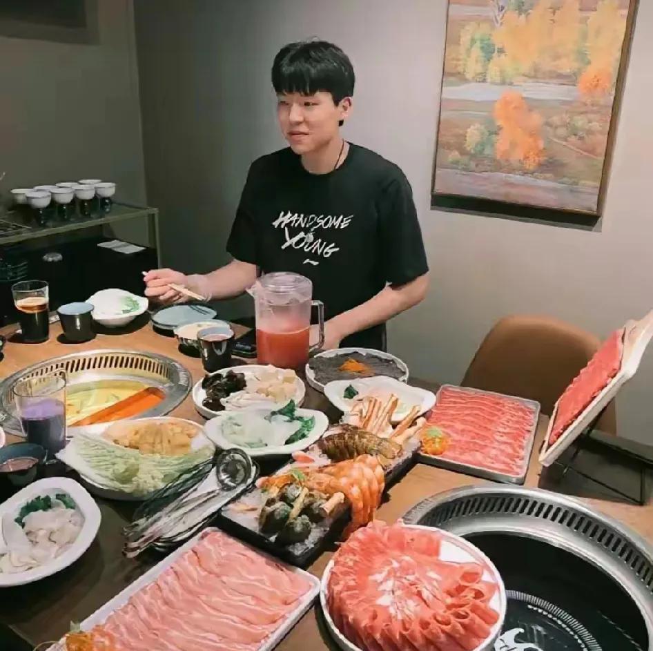 奇怪了！！杨瀚森在拉斯维加斯打完比赛去吃50美元一人的火锅自助，网友一片叫好。大