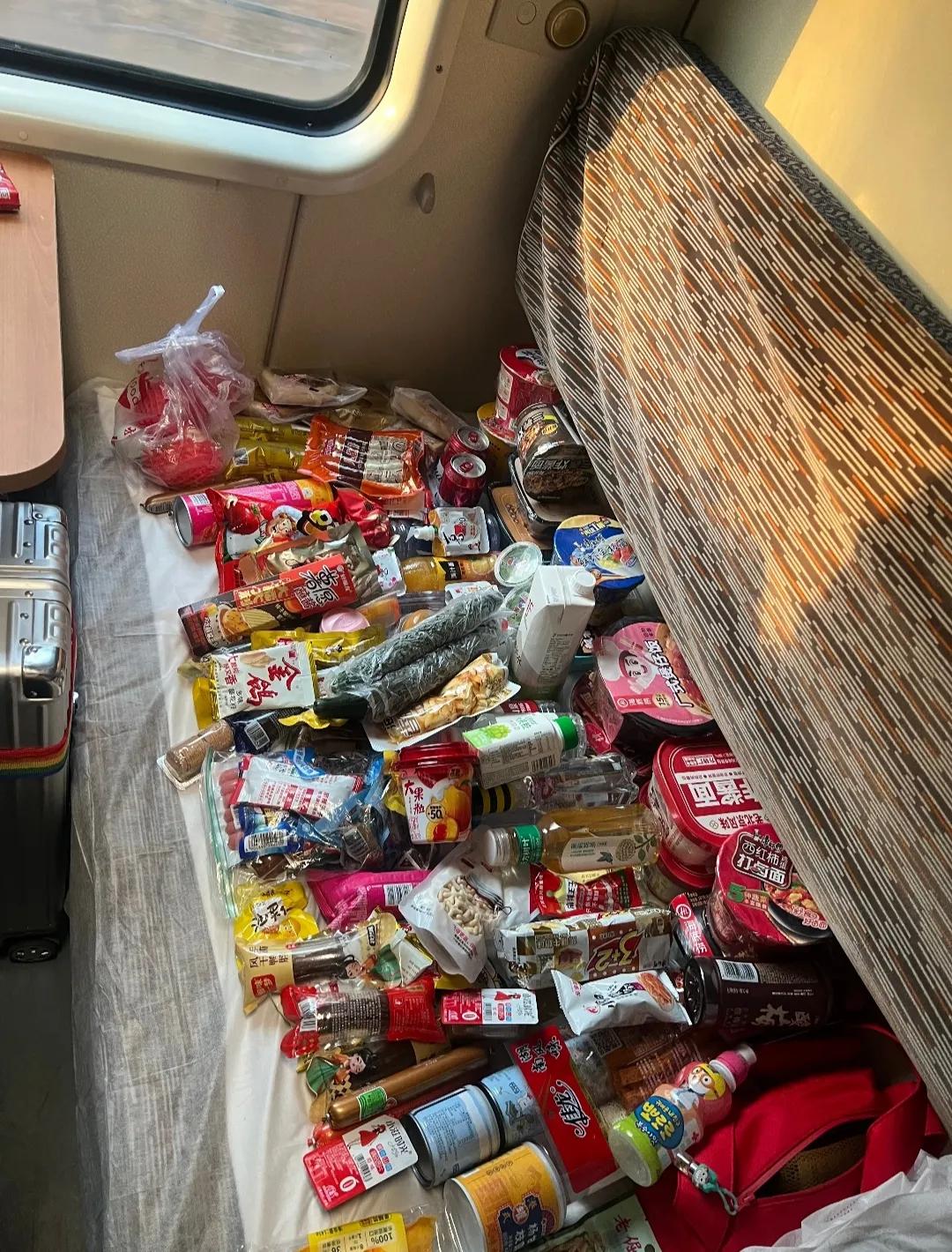 准备坐火车回家过年了，两个小时，也不知道这点够不够吃？