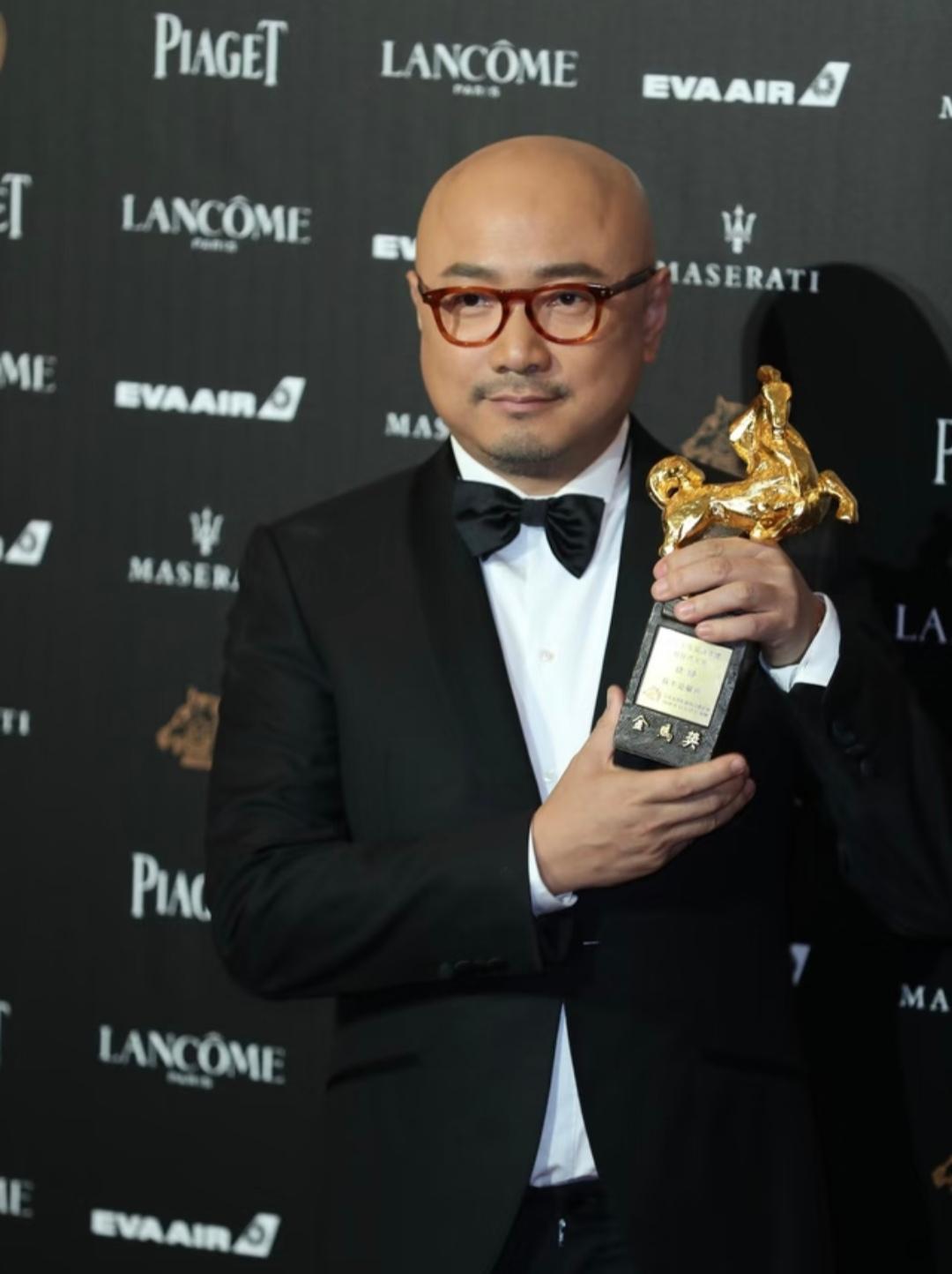 估计导演文牧野今晚睡不着了，不是因为《欢迎来龙餐馆》票房高，也不是因为电影大