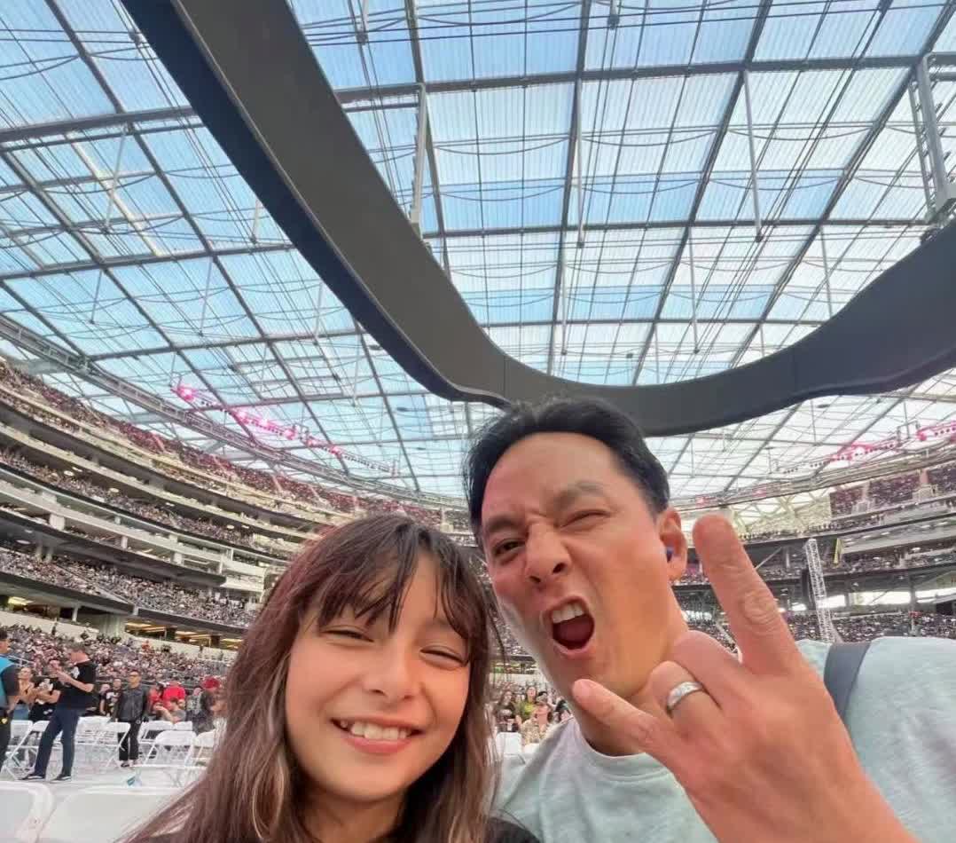 吴彦祖分享和12岁女儿合照。他女儿的长相好奇怪，看起来又老又小的，颜值一般，但气