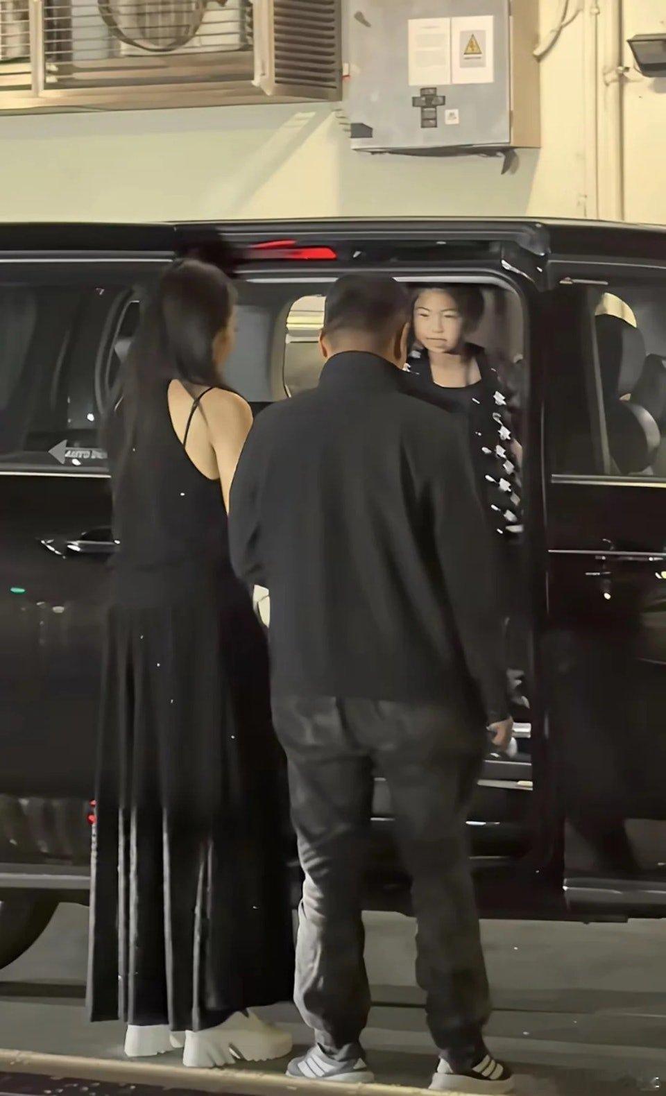 已故賭王何鴻燊四房長女何超盈2019年與哈佛學霸男友辛奇隆（Thomas）結婚，