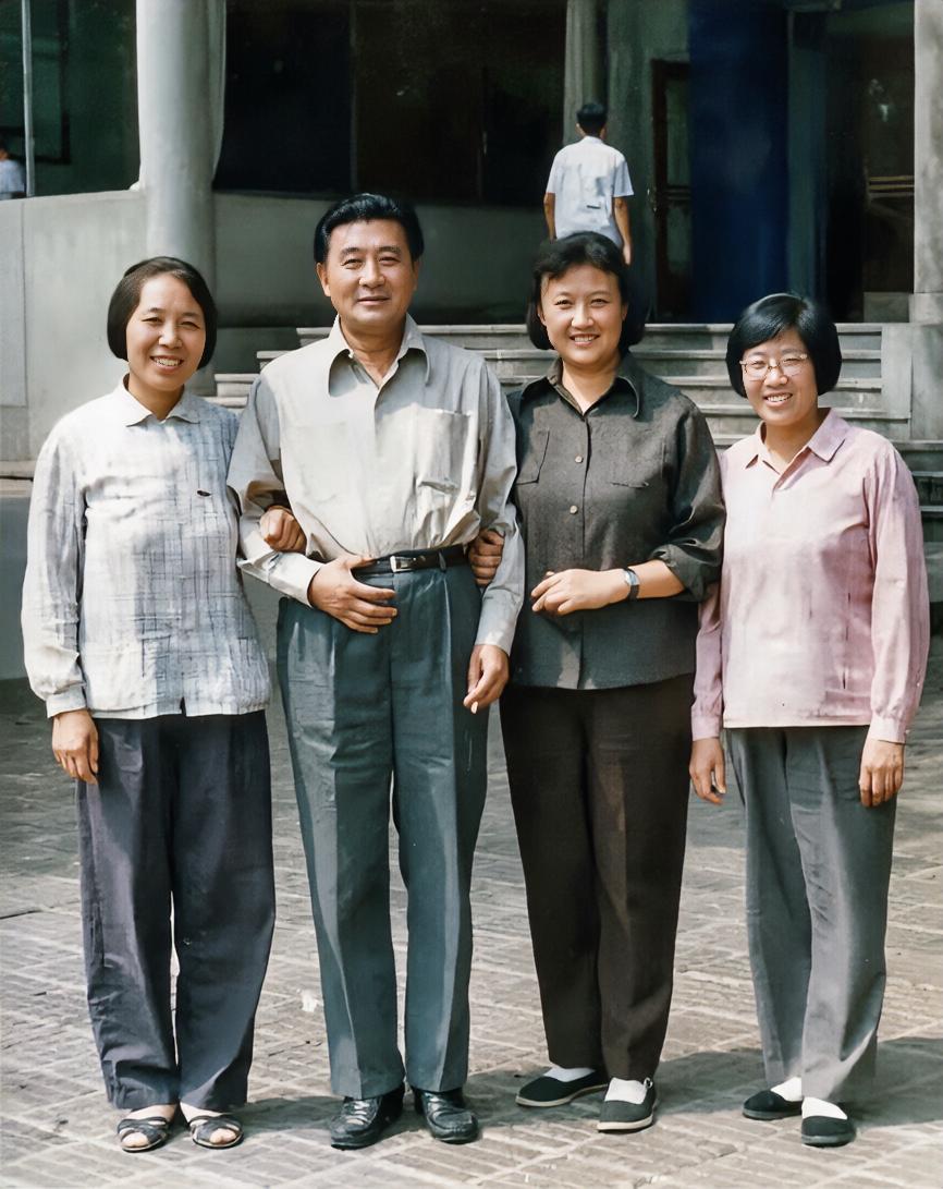 70年代，著名电影艺术家赵丹与夫人黄宗英的一张合影，也是他们历经磨难后的一张珍贵