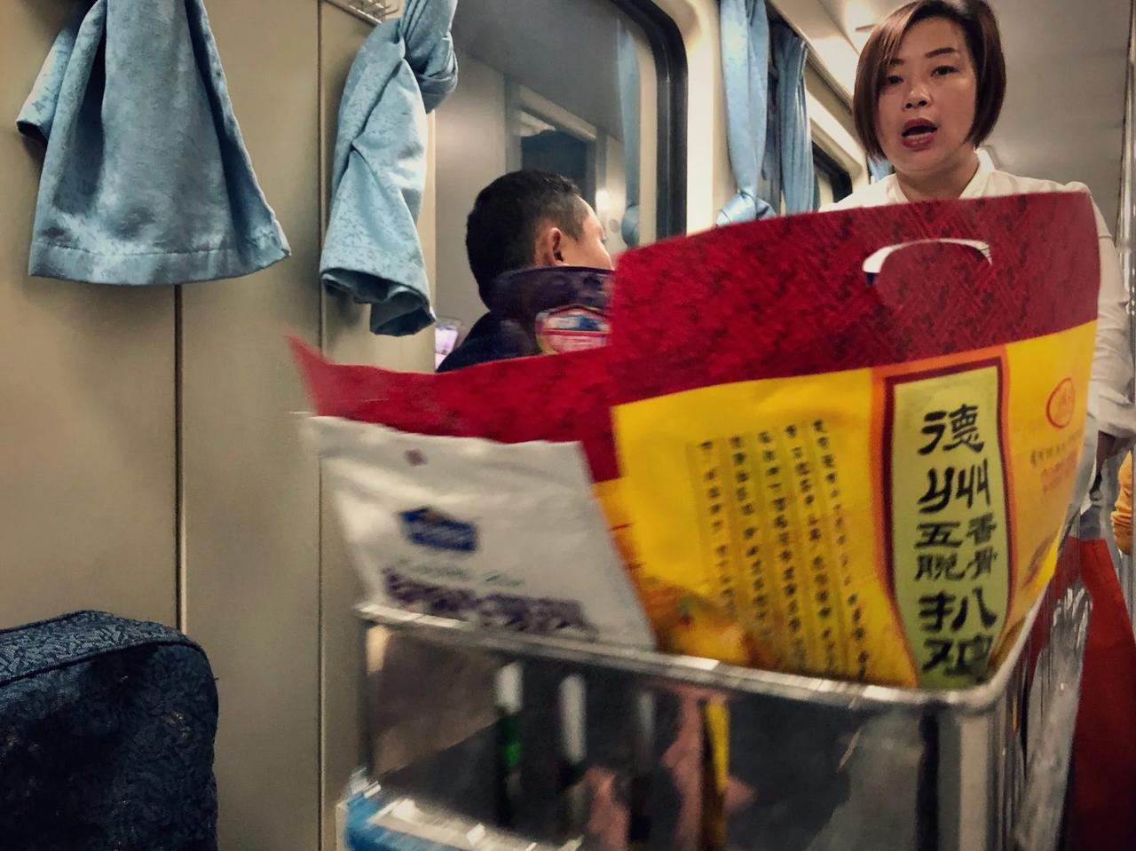 列车上的售货大姨因为跟网红热情互动，收下对方主动多付的1块钱和2只烧鸡，结果被停