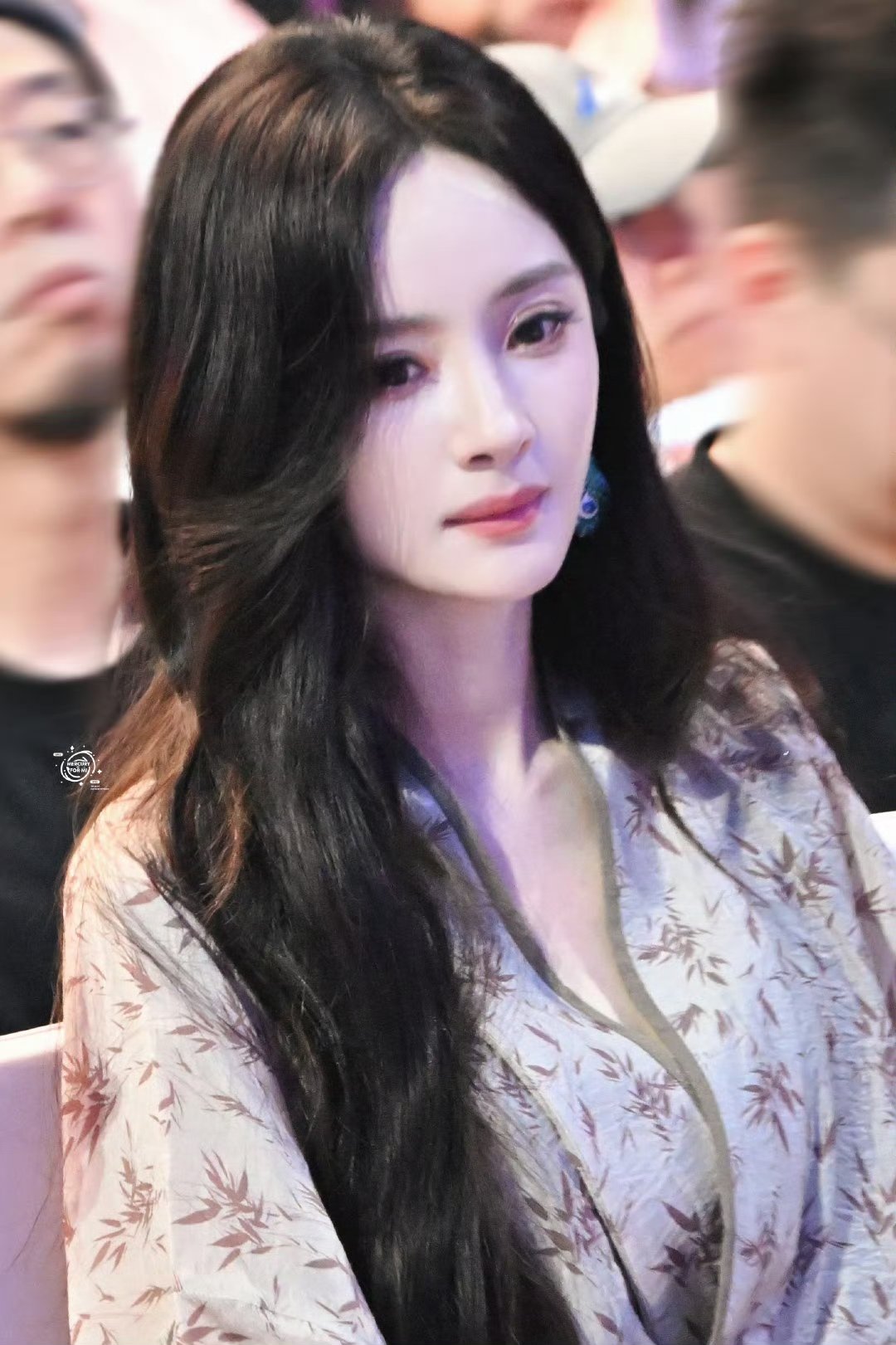 杨幂的带货效应杨幂带货效应杨幂的中式竹节褶衣被很多人种草了，带货效应太厉害了​