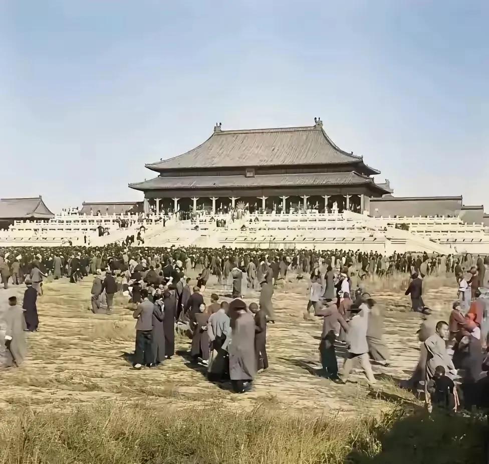 一百年前，故宫第一次开放时，只一天时间，就涌进北京市民十万人，大家都想看看紫禁城