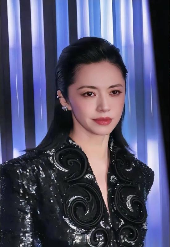 现在全网最尴尬的估计就是姚晨了吧，不是因为她离婚了，也不是因为她发声明了，而