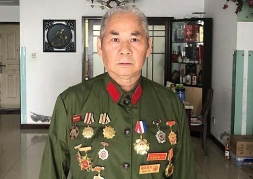 1979年，我军战士巡逻时，意外发现一个手脚溃烂之人，他身上有一支枪和300发子