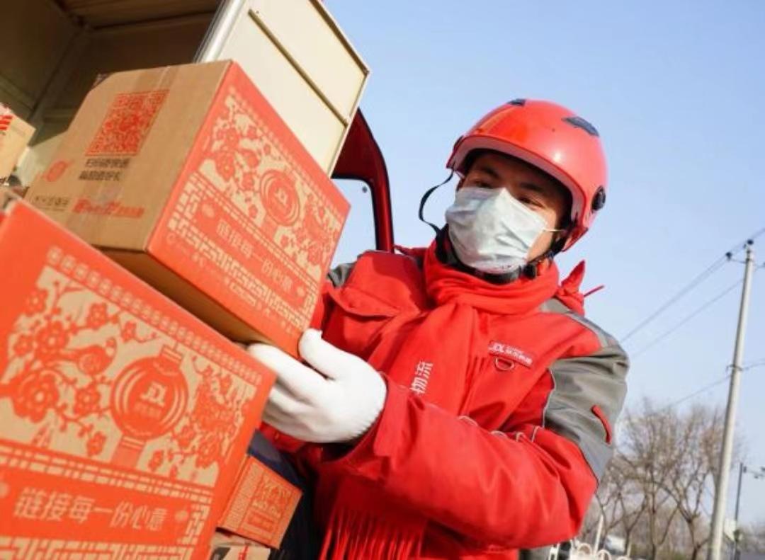 通达系的快递员送一单快件，提成只有八毛，不论大小统统都是八毛。如果是放入快递柜，