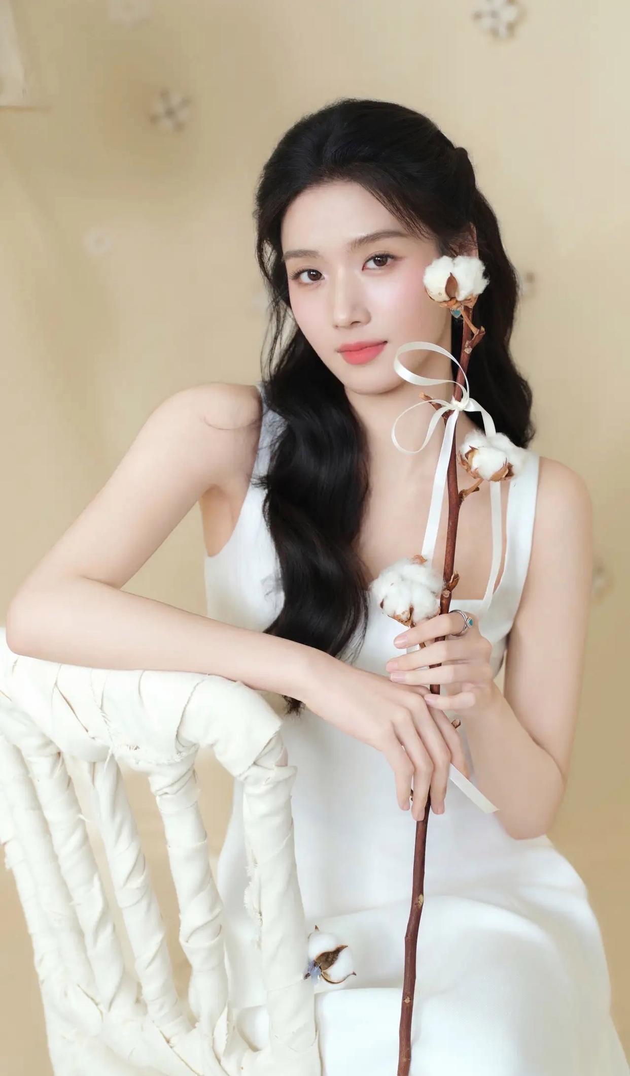 卢昱晓明眸皓齿肤白透红，小白裙衬得她清新水嫩超惊艳！
