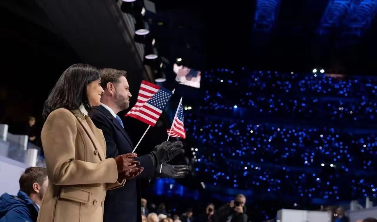 万斯遭嘘，实在没什么可同情的！米兰冬奥会，美国代表团入场时，全场掌声雷动。然而