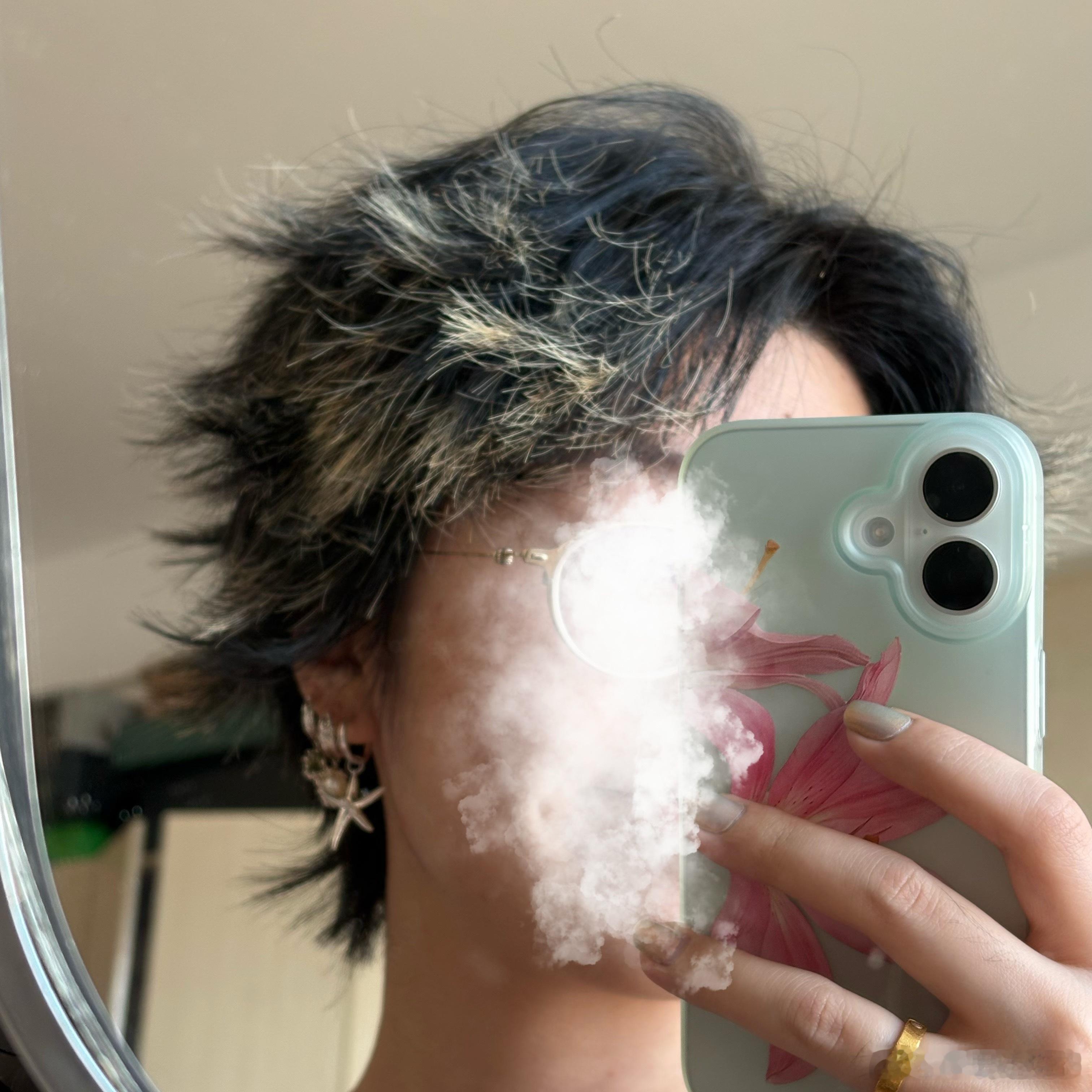 哈！我成功夹出了可爱的发型☺️结合翘翘头发和黄色尖儿，现在更像一只豪猪了……