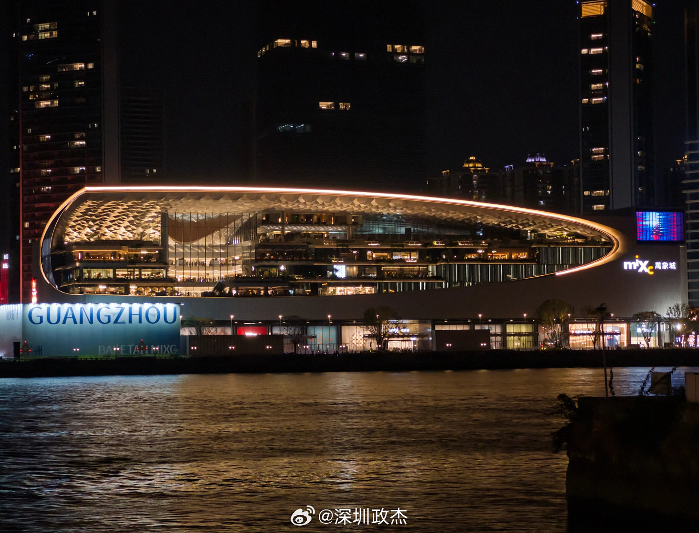 广州第一家万象城开业，朋友说表演全取消了，因为人流量太大。不少广州人说：比逛花街